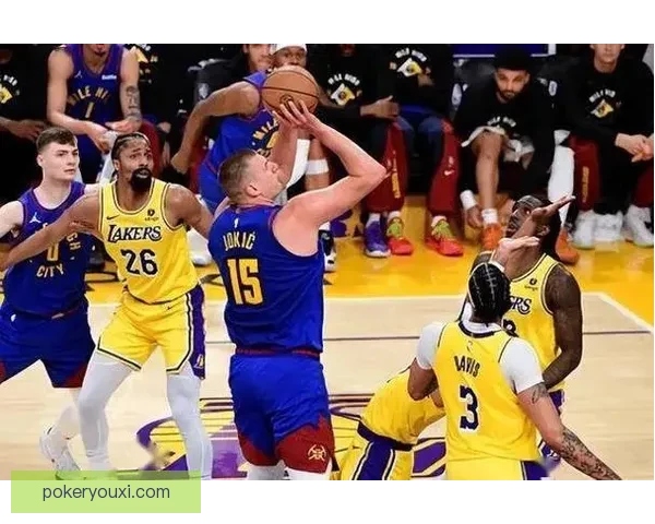 勇士队与湖人队激战正酣 双方角逐季后赛荣耀全景回顾